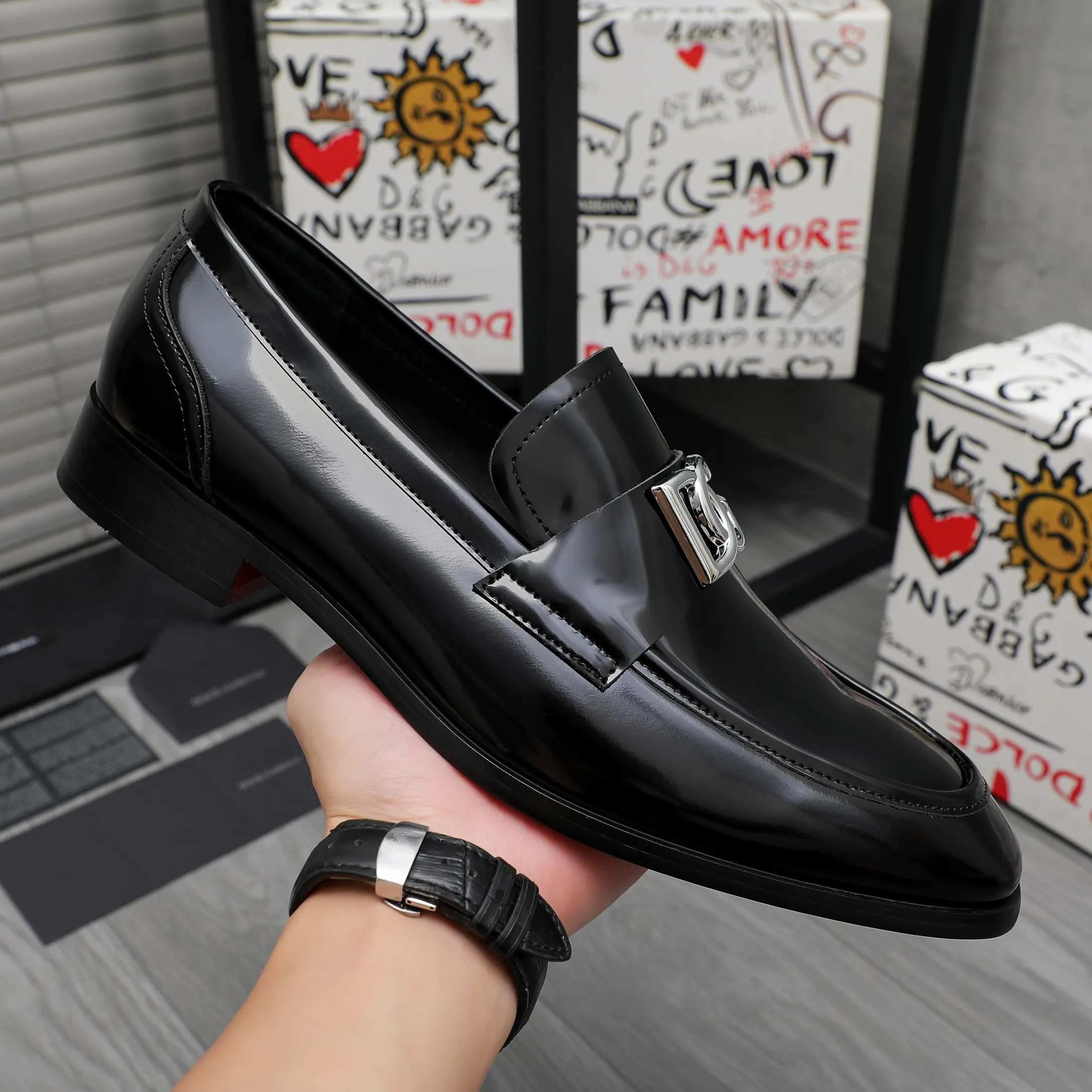 Men's shoes 💰500 Product trademark: DG (Dolce & Gabbana) business casual leather shoes Regular size: 38-45 (45 is custom-made and non-returnable) Product materials: Selected pearlescent cowhide upper, cowhide lining, original outsole